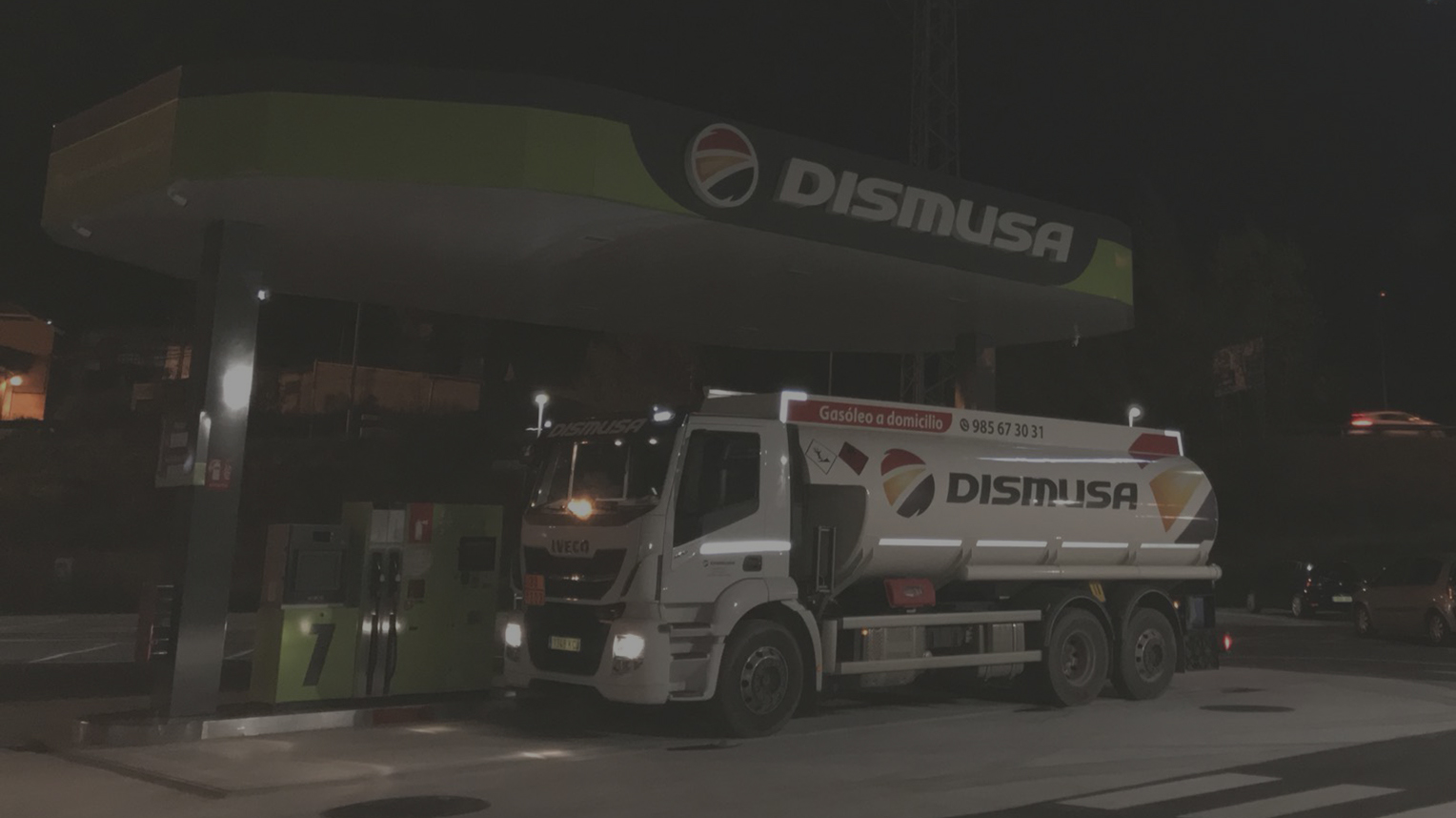 Imagen de fondo camion en una gasolinera dismusa